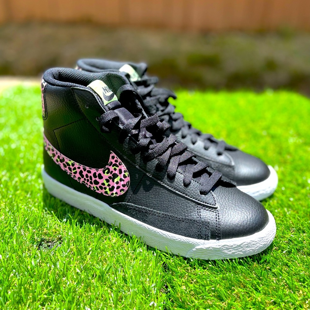 NEW Nike blazer mid